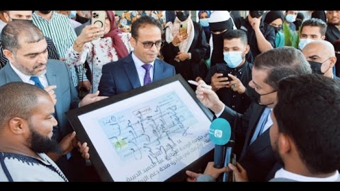 رئيس حكومة الوحدة الوطنية يُشـرف على تسليم أول دفعة من صكوك منحة الزواج لعدد من المتقدمين
